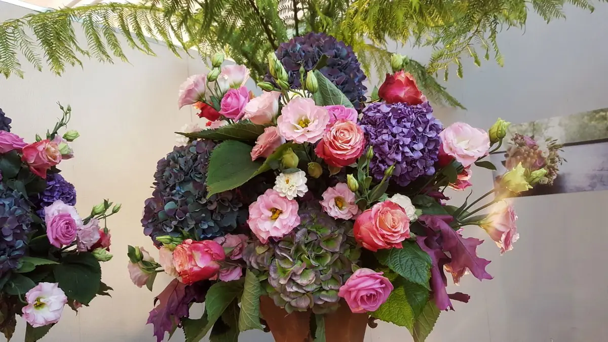 Grande composizione con ortensie, rose e anthurium per esposizione