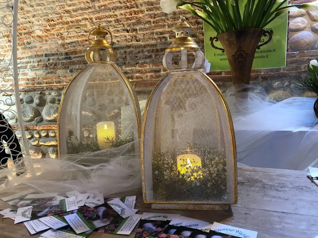 Lanterne in vetro e metallo con candele per allestimenti di cerimonia