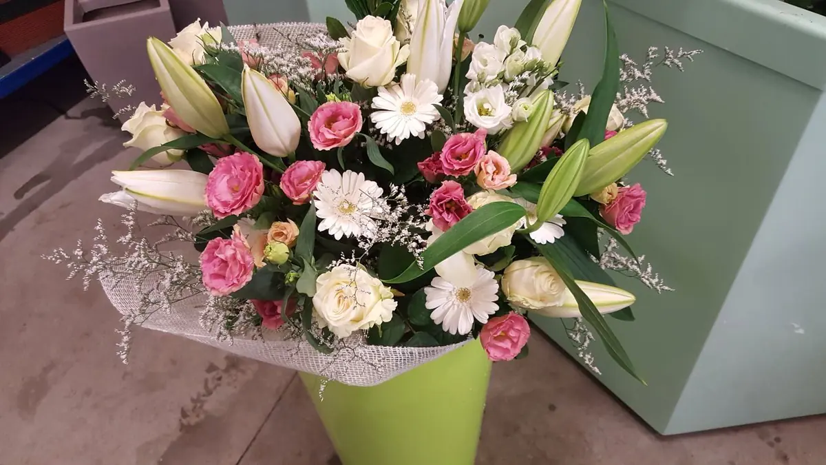 Mazzo per la nascita con rose, gerbere e lilium