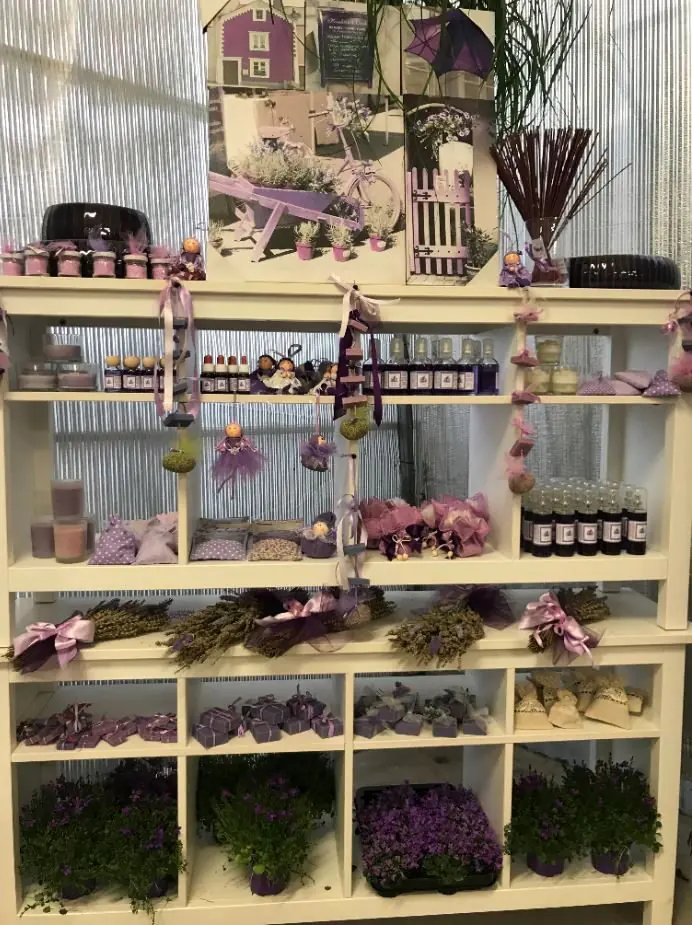 Espositore della linea alla lavanda: saponi, sacchetti profumati e confezioni
