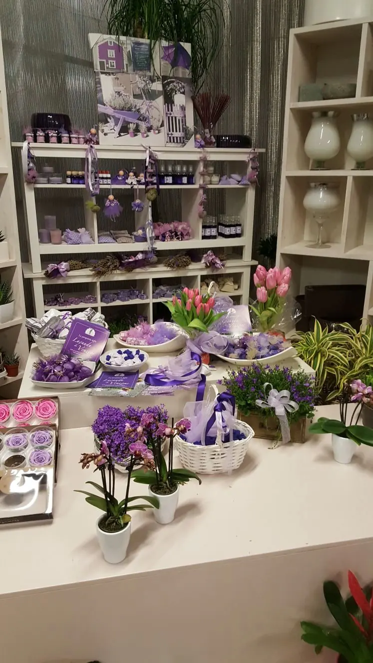 Angolo espositivo con piante fiorite e articoli da regalo alla lavanda