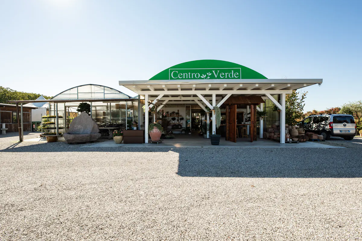 L’ingresso di Centro Verde con l’insegna verde e il pergolato bianco
