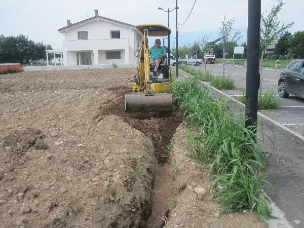 Miniescavatore apre la trincea per un impianto di irrigazione