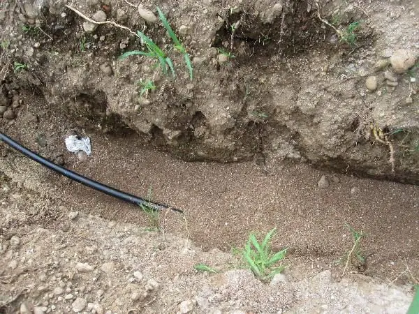 Posa delle tubazioni di un impianto di irrigazione interrato