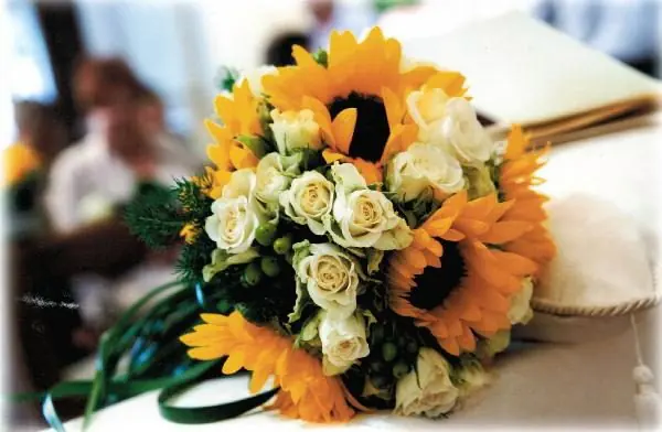 Bouquet da sposa con girasoli e rose bianche
