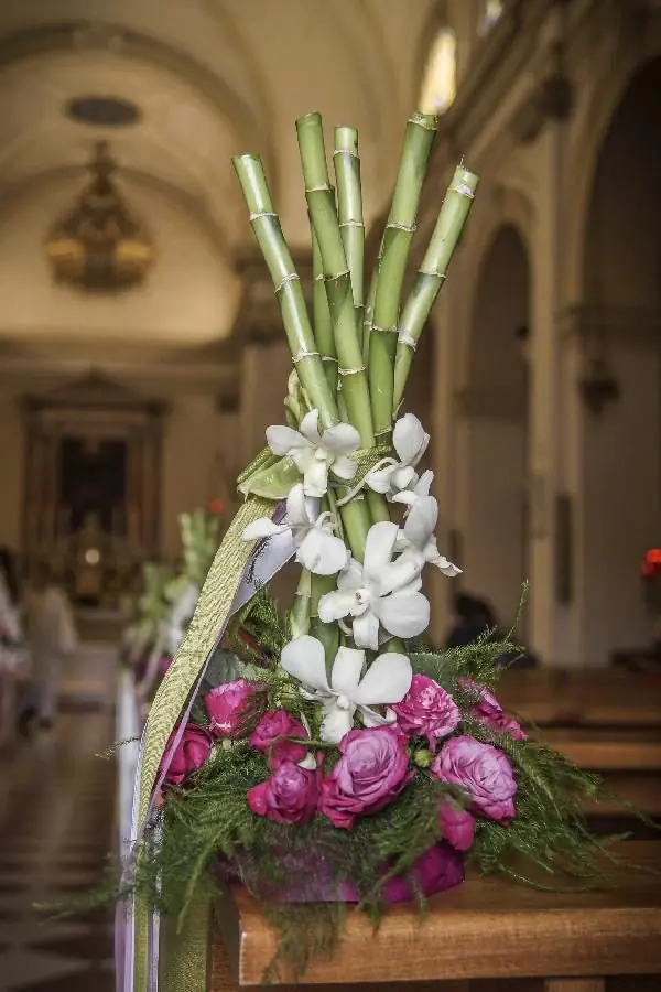 Composizione verticale con orchidee bianche e peonie rosa