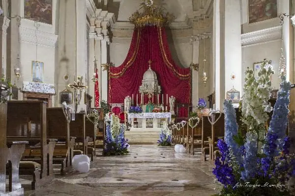Chiesa allestita con delphinium blu lungo la navata