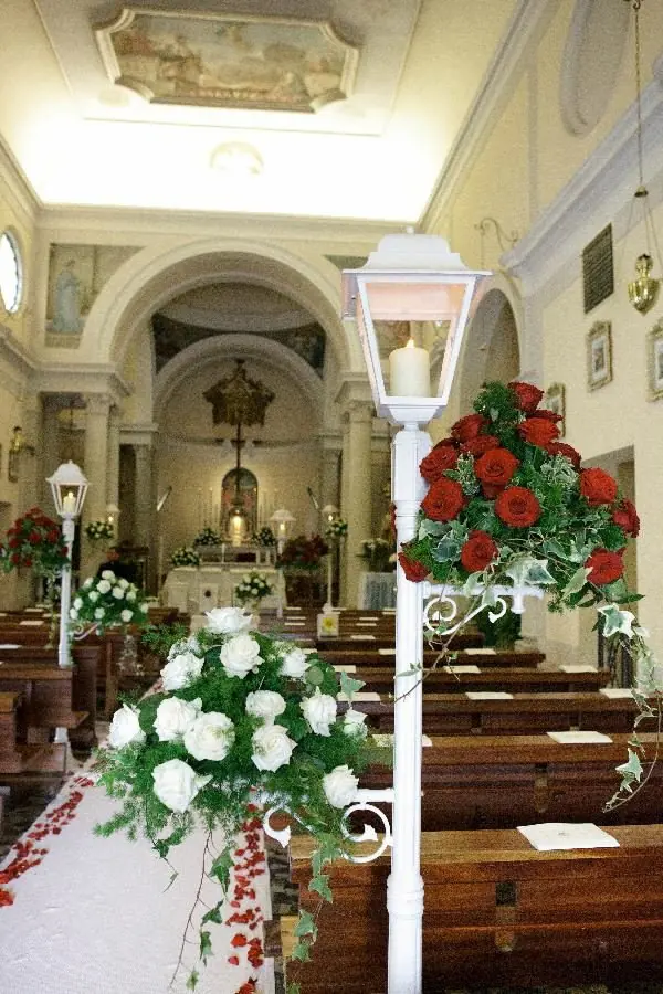 Allestimento con rose rosse e lampioni in ferro battuto