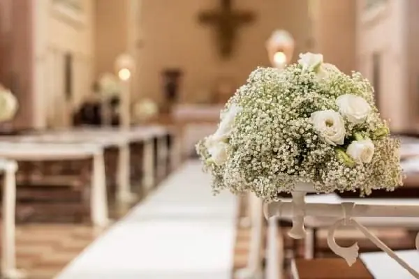 Cupola di gypsophila e rose bianche su alzata in ferro battuto