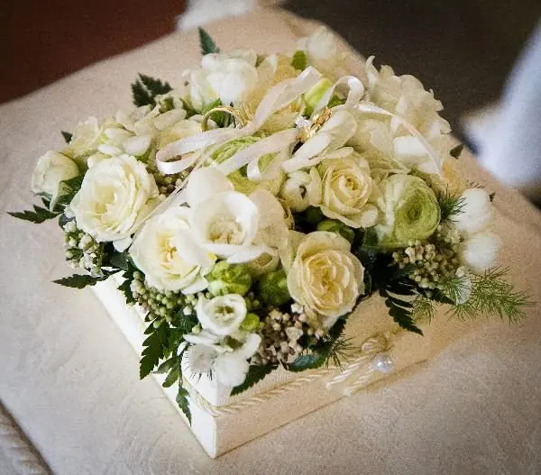 Composizione da tavolo con rose bianche, lisianthus e verde