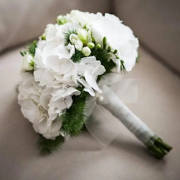 Bouquet da sposa con ortensia e fresie bianche