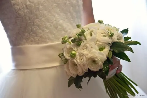 Bouquet da sposa con ranuncoli bianchi e nastro in raso