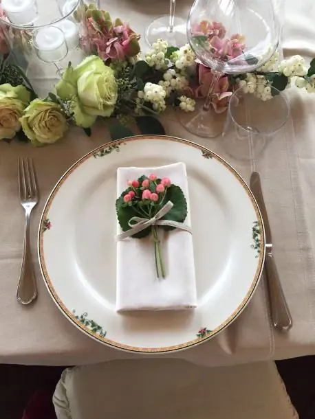 Mise en place con centrotavola di rose e ortensie