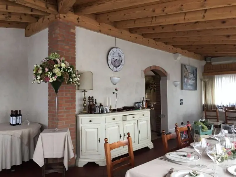 Sala del ricevimento allestita con composizioni floreali sui tavoli