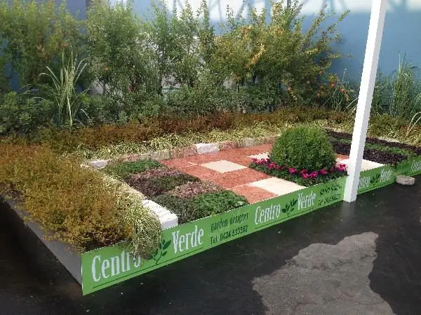 Giardino modulare con pavimentazione in cotto e aiuole geometriche