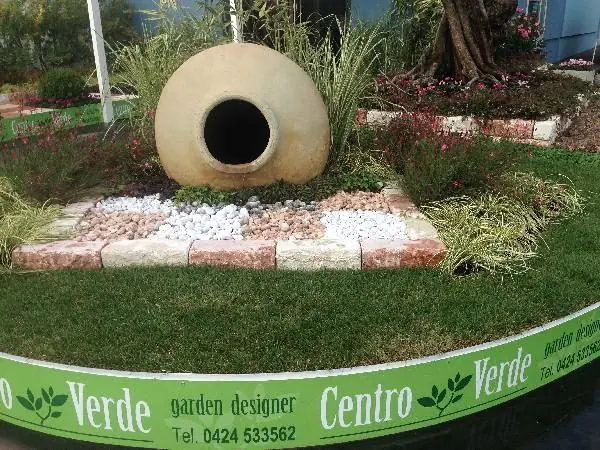 Anfora in terracotta e bordura di ciottoli bianchi e rossi
